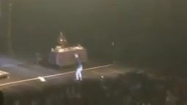 Получил бутылкой по голове Justin Bieber смотреть онлайн