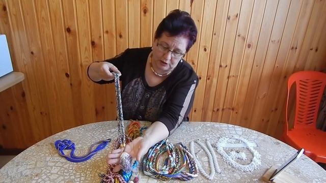 Есть на продажу немного бисерных украшений.