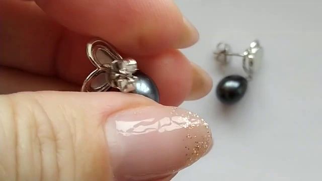 Серебряные серьги-пусеты с натуральным перламутром и культивированным черным жемчугом 10х9 мм, день