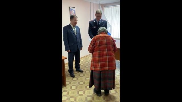 Украинская пенсионерка расцеловала российский паспорт