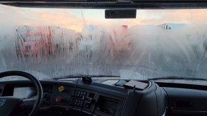 Что в кабине дальнобойщика. Как живёт в кабине дальнобойщик Volvo 760 2022 года #сша