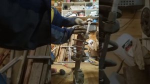 Как снять/стянуть пружину, амортизатор? Как открутить шток амортизатора? ЛЕГКО! Lada vesta,mazda 32