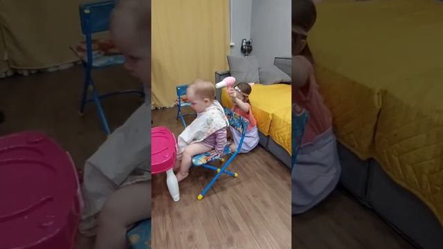 наводят красоту #девочки #Тюмень #парикмахерская #стиль #игра #сестра #папа #мама #дети #2023 #друг