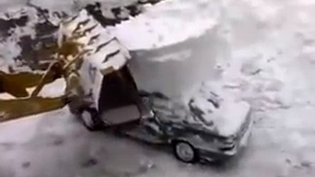 Снежная глыба на крыше авто смотреть онлайн