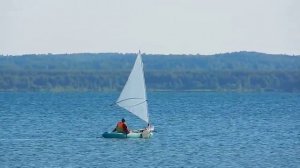 самодельный туристический каяк с парусом стриж при слабом ветре