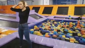Сальто назад на батуте
