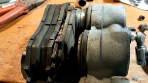 Извлечение поршней суппортов с помощью китайского компрессора