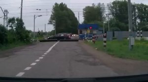 Выезд на железнодорожный переезд при запрещающем сигнале светофора и закрывающемся шлагбауме.