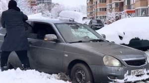 Машина Застряла в грязи И снег Мы помогаем