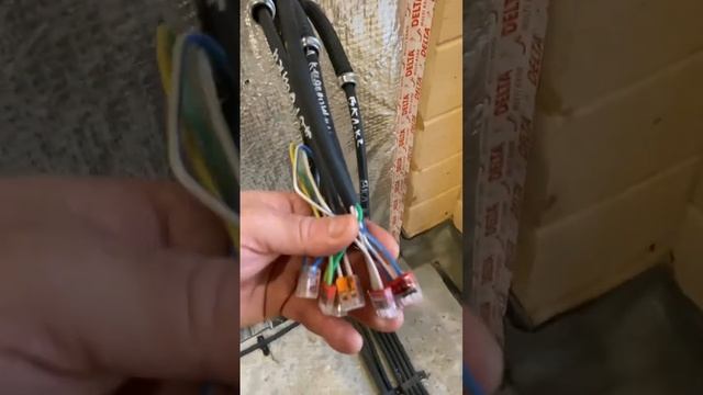 Электрика в деревянном доме. Сдаем объект в рабочем состоянии. #электрикавдоме #освещение смотреть онлайн