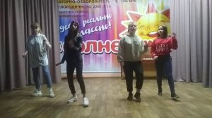 танец под песню"окутала меня окутала"