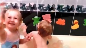 Рай для Детей Купаемса в ванной  Много игрушек Пенны Мыльных Пузырей