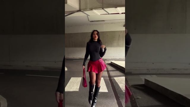 Красивая девушка в стиле уличной моды.