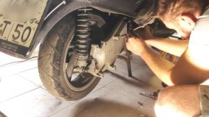Как снять заднее колесо максискутера Aprilia Atlantic 500. Закисли болты