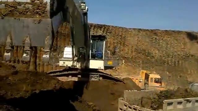 Liebherr R 984C loading Mercedes actros 4141 (ptolemaida) смотреть онлайн