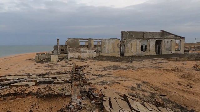 Окопы в Крыму на берегу Азовского моря. Арабатская стрелка. Село Соляное смотреть онлайн