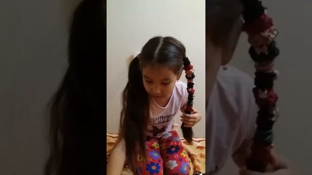 Как быстро собрать волосы оригинальными резинками смотреть онлайн
