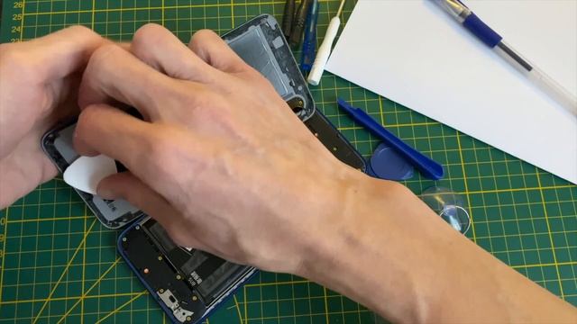 Если вздулась батарея - разборка без фена на примере Redmi 7 смотреть онлайн