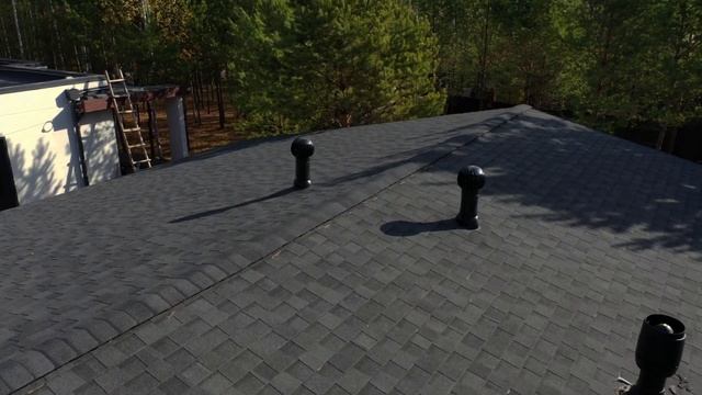 Дом с гибкой черепицей из США CertainTeed Landmark Moire Black. Новосибирск, пос. Лаки Парк