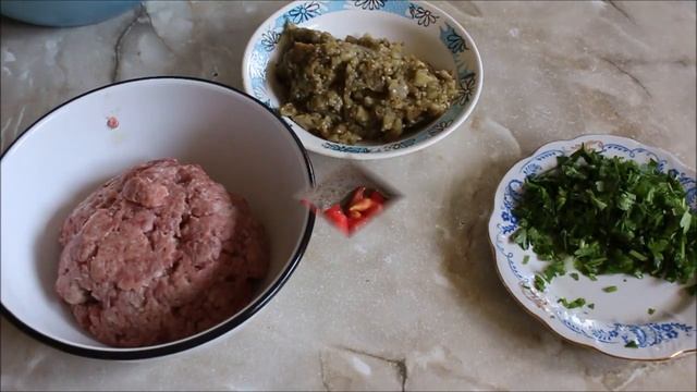 Перец фаршированный с мясом и баклажанами и с вкусным соусом