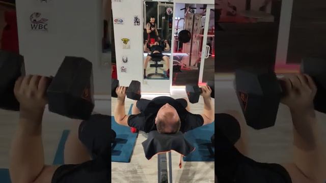 жим гантелей под углом 45° смотреть онлайн