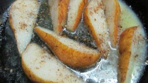 Куриная печень с жареной грушей