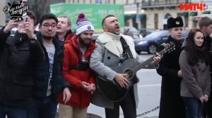 Шнур поет с футболистом на Невском проспекте