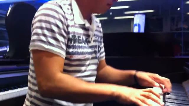 probando un piano electrico KORG смотреть онлайн