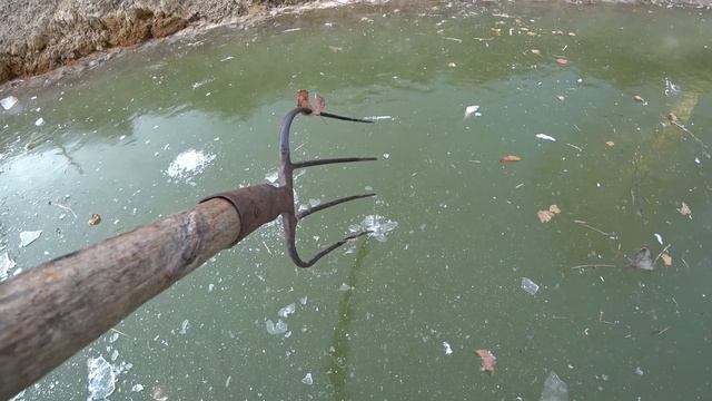 Лёд на замёрзшем пруду смотреть онлайн