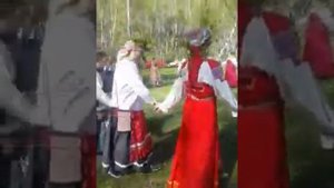 Начало обряда кумления девушек на Троицу село Топольное, Алтай, 2018 год