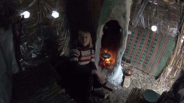 Ужин и кормушка для птиц ? Бушкрафт в Избе из камыша - Серия 22 смотреть онлайн