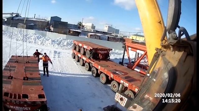 Автокран 50 тонн. Разгрузка домкратов (поправьте, если что. не знаю как это называется)