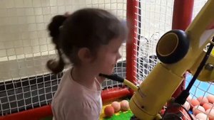 Вера и Саша работают снайперами) игры в детском центре.