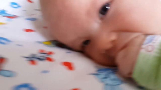 Играем. учимся брать игрушки и играть. смотреть онлайн