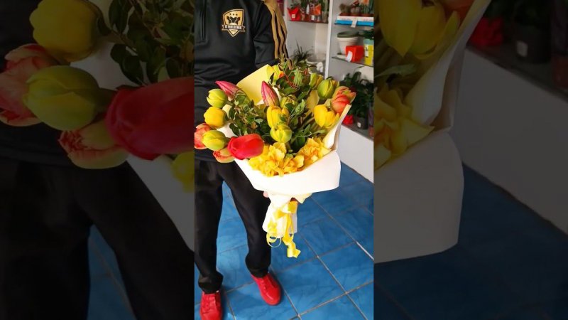 Сам садил, растил, ухаживал. Сам срезал, сделал букет и сам подарил... Цветы по поводу.