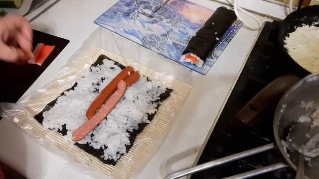 Роллы с крабовыми палочками. Роллы с колбаской. смотреть онлайн