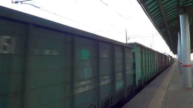 ВЛ10У-903 с грузовым поездом, платформа Выхино смотреть онлайн