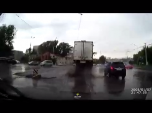 В Новосибирске сняли на видео летающий грузовик