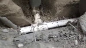 Свищ в трубе холодной воды под плиткой