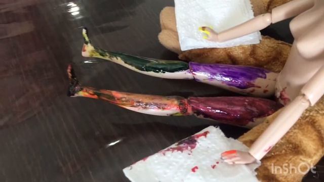 Ева красит ногти своей куколке и показывает другие игрушки Маникюрный салон смотреть онлайн