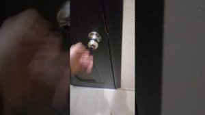 Защелкнулась дверь в ванной, нечаянно повернул фиксатор с внутренней стороны (((