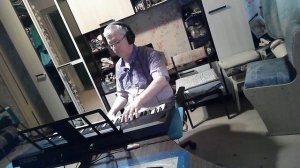 К готовому стилю добавляем мелодию. Игра на синтезаторе одной рукой.