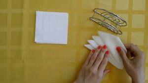 Как красиво сложить салфетки в салфетницу?