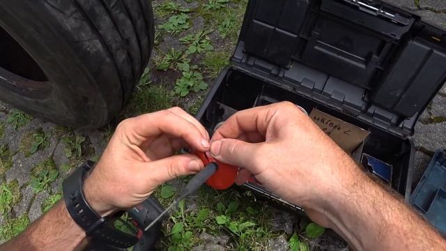 Ремонт прокола шины с помощью грибков. Установка грибка на мото авто резину. смотреть онлайн