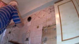 Дымоход газовой колонки. Люк для сажи. Режем болгаркой отверстие в бетоне. Guru from the USSR.
