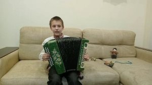 "Во саду ли, в огороде" парень играет на гармони.Dima