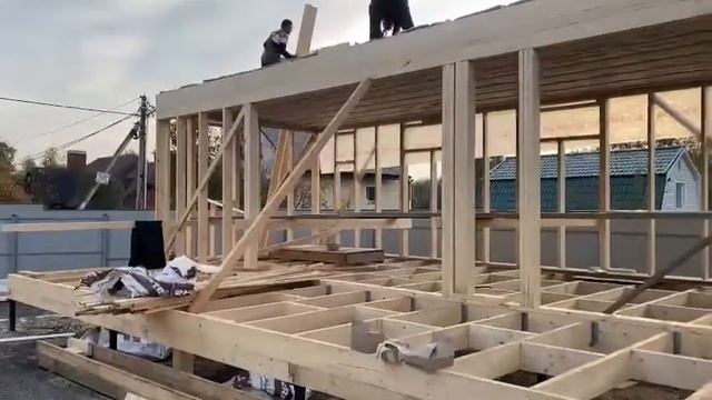 Строительный процесс выставочного мини дома