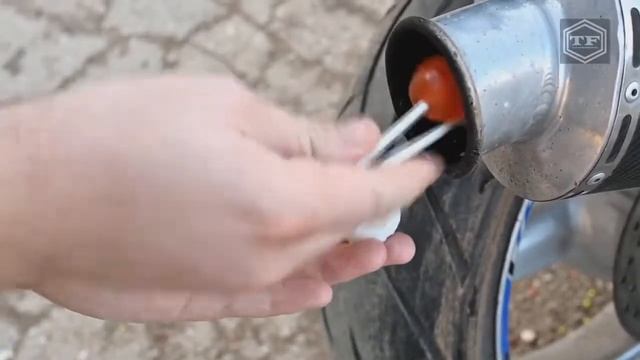 Чупа-чупсы против глушителя мотоцикла смотреть онлайн