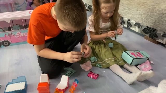 Макс и Марта собирают домик для кукол L O L Surprise! Winter Disco Зимний Особняк смотреть онлайн