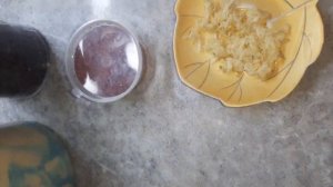 Жарим мясо с луком на сковороде .
